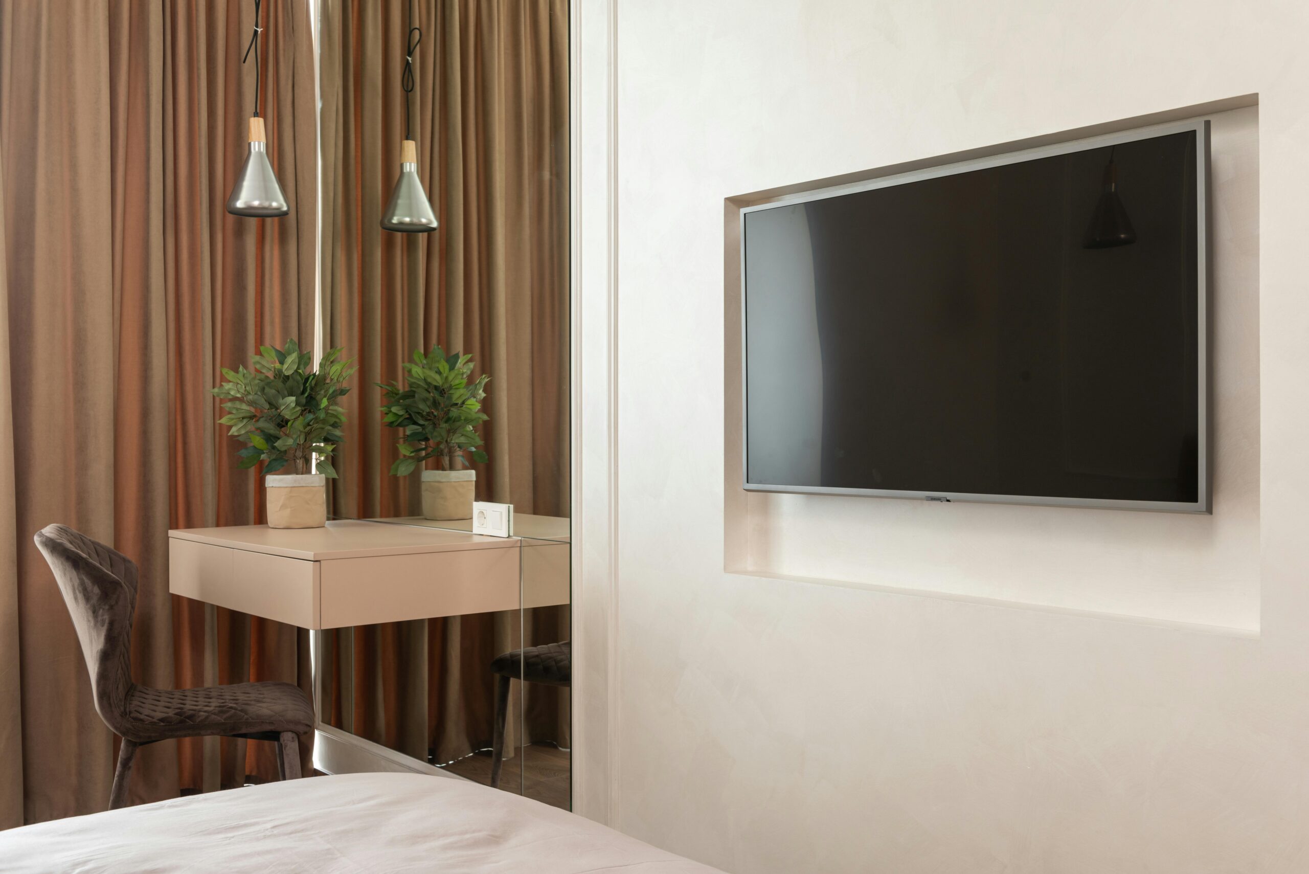 TV Mounting vs DIY: Why Homeowners Hire Professionals Instead of Doing It Themselves